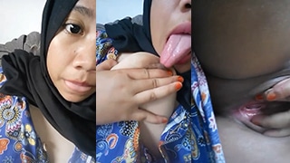 Horny Hijabi GF Masturbates and Cums Hard