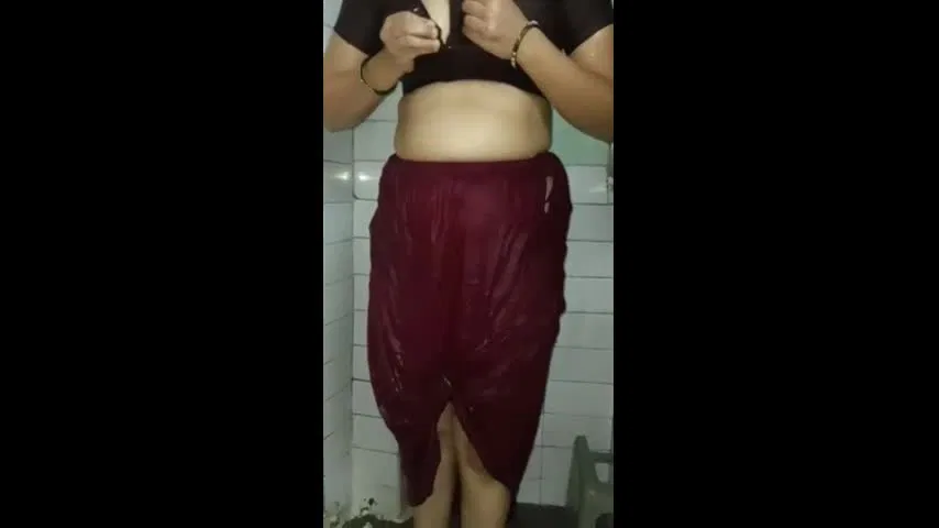 Huge Boobs Aunty’s Shower Leaked and Exposed